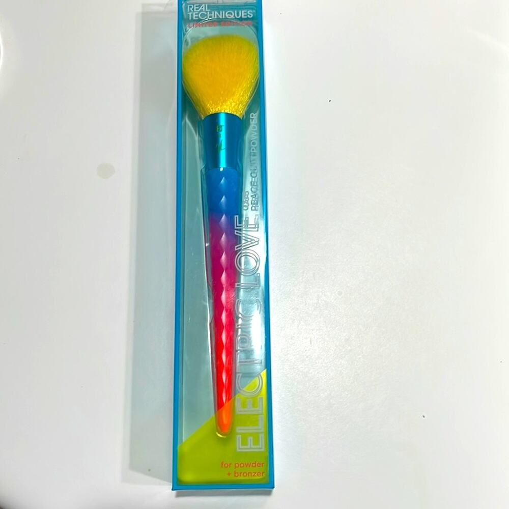 Electric Love 038 Powder Contour Makeup Brush and 2 makeup blenders rainbow